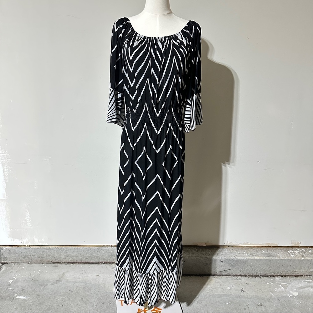 👉 Black and White Geometric Pattern Dress